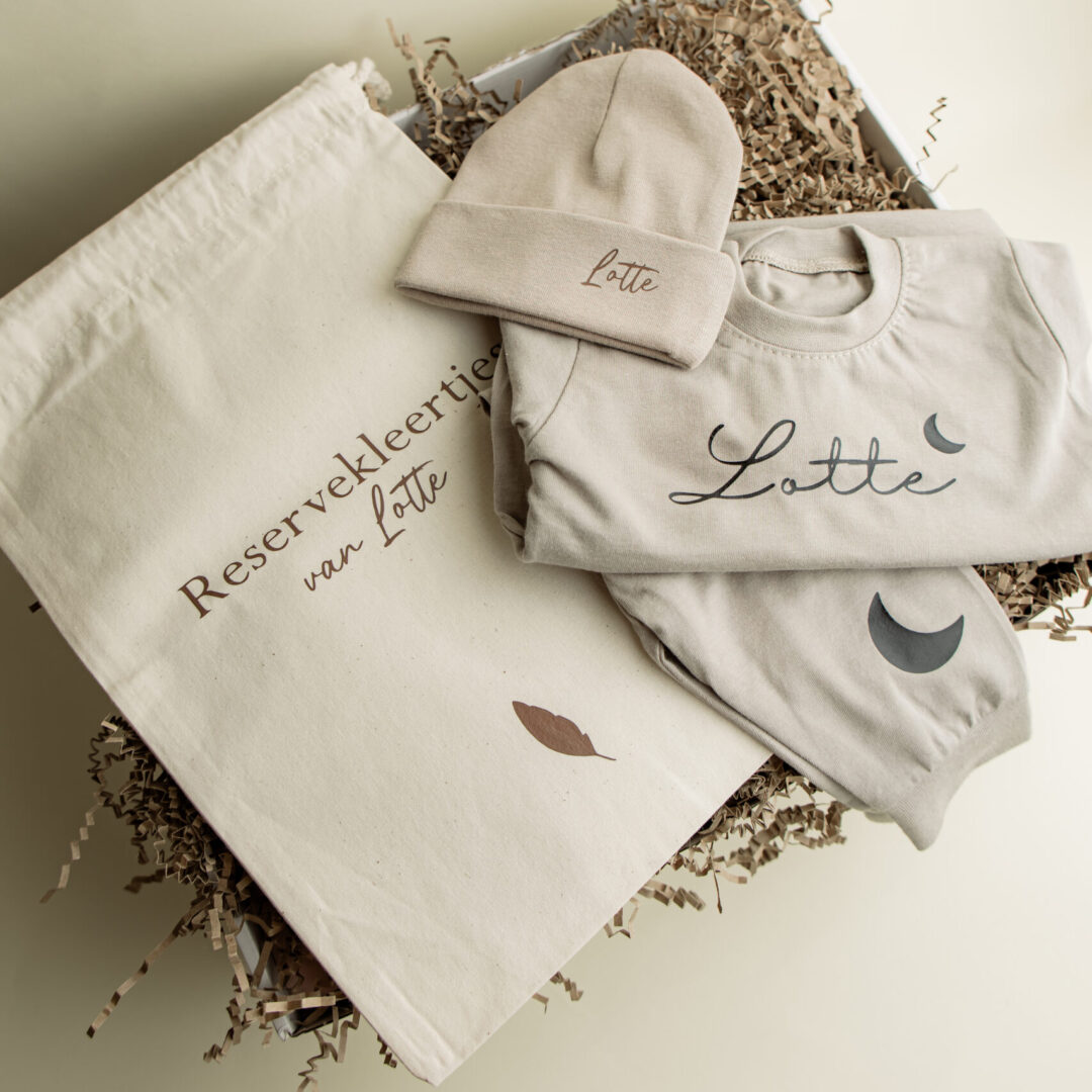CADEAUBOX | Pyjama + newborn muts + bewaarzakje